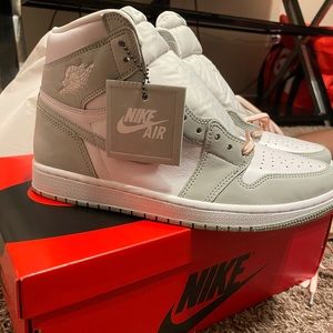 GREY AND WHITE ONES ! BRAND NEW!🌟